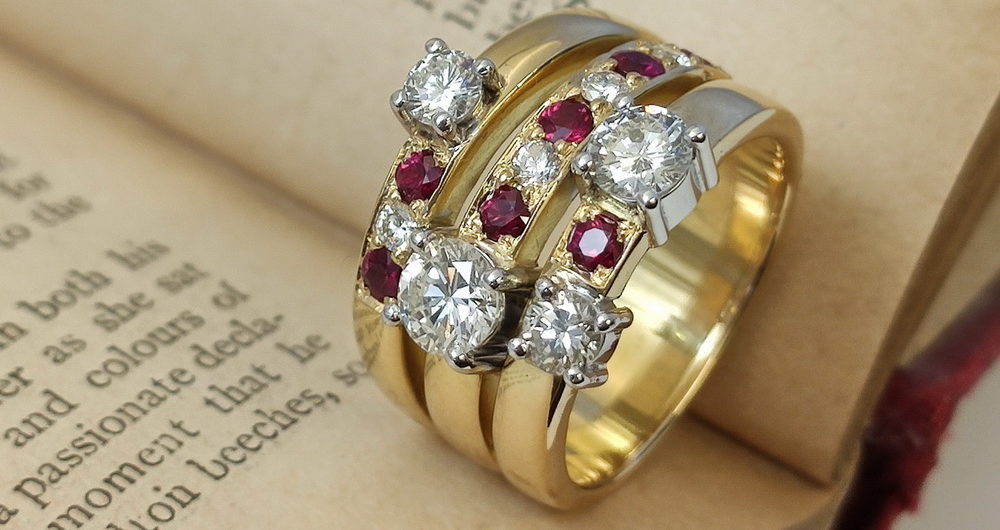 Treninon ring set with rubies and diamonds